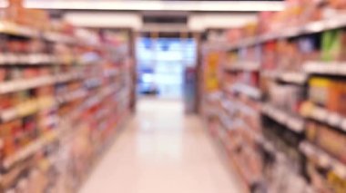Ürünlerle dolu bir marketin içinde bulanık bir perspektif.