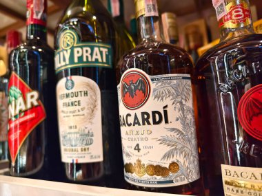 PHUKET, THAILAND - 8 Mart 2025: Süpermarketteki bir raftaki rom Bacardi şişeleri.