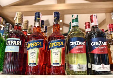 PHUKET, THAILAND - 8 Mart 2025: Süpermarketteki bir rafta Aperol şişeleri.