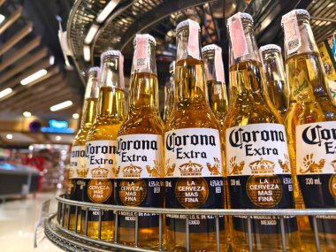 PHUKET, THAILAND - 8 Mart 2025: Corona biraları düzgünce bir rafa dizildi.