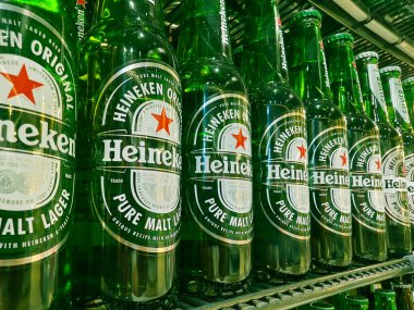 PHUKET, THAILAND - 8 Mart 2025: Bir rafa dizilmiş Heineken biraları.