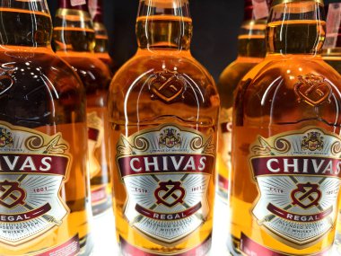 PHUKET, THAILAND - 8 Mart 2025: Süpermarkette rafta duran viski şişeleri.