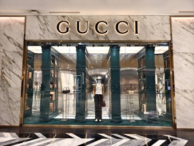 KUALA LUMPUR, MALAYSIA - 28 AĞUSTOS 2024: Büyük alışveriş merkezindeki Gucci marka perakende mağazası.