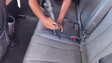 Profesyonel araba içi süpürme servisi tertemiz temizlik sonuçlarını garanti ediyor..