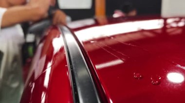 Çarpıcı ve parlak bir son için kusursuz teknikler kullanan araba detaylandırması.