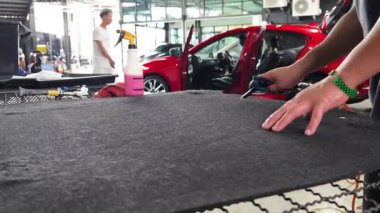 Profesyonel araba halı temizleme işlemi lekesiz ve taze bir görünüm sağlıyor..