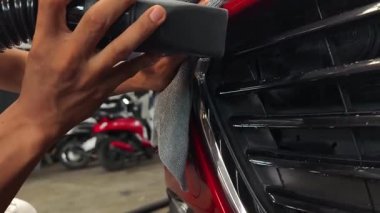 Çarpıcı ve parlak bir son için kusursuz teknikler kullanan araba detaylandırması.