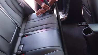 Profesyonel araba içi süpürme servisi tertemiz temizlik sonuçlarını garanti ediyor..