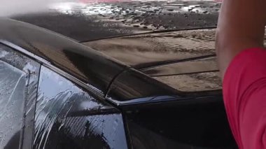 Lüks köpük spreyli kaliteli araba yıkama ve kusursuz bir son için yüksek basınçlı teknikler.