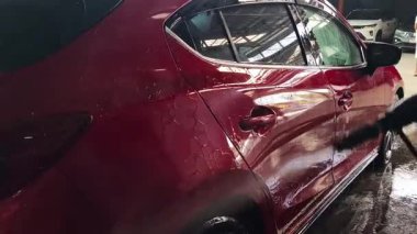 Lüks köpük spreyli kaliteli araba yıkama ve kusursuz bir son için yüksek basınçlı teknikler.