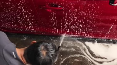 Lüks köpük spreyli kaliteli araba yıkama ve kusursuz bir son için yüksek basınçlı teknikler.