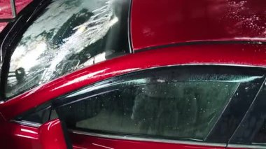 Lüks köpük spreyli kaliteli araba yıkama ve kusursuz bir son için yüksek basınçlı teknikler.