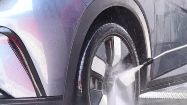 Lüks köpük spreyli kaliteli araba yıkama ve kusursuz bir son için yüksek basınçlı teknikler.