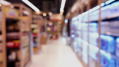 Ürünlerle dolu bir marketin içinde bulanık bir perspektif.