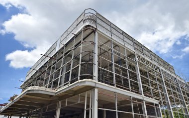 Büyük ve etkileyici bir modern bina yapım aşamasında.