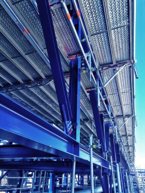 İnşaat alanında çelik çerçeve yapısı yapım aşamasında