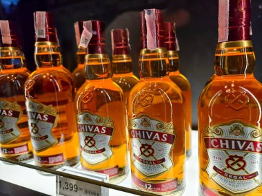 PHUKET, THAILAND - 8 Mart 2025: Süpermarkette rafta duran viski şişeleri.