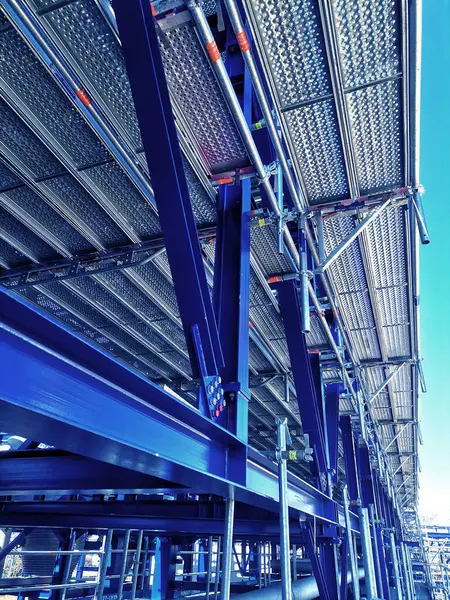 İnşaat alanında çelik çerçeve yapısı yapım aşamasında