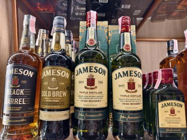PHUKET, THAILAND - 8 Mart 2025: Bir süpermarkette rafta duran viski şişeleri Jameson.