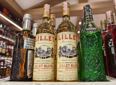 PHUKET, THAILAND - 8 Mart 2025: sayısız çeşitli alkol şişeleriyle dolu bir perakende mağazası.