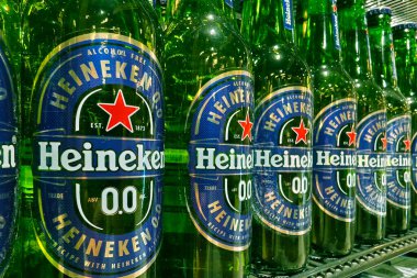 PHUKET, THAILAND - 8 Mart 2025: Bir rafa dizilmiş Heineken biraları.