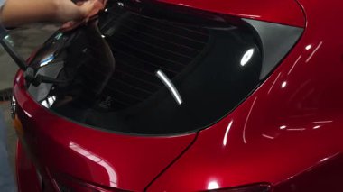 Çarpıcı ve parlak bir son için kusursuz teknikler kullanan araba detaylandırması.