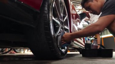 Profesyonel atölye ortamında sunulan uzman araba tekerleği temizleme hizmetleri.