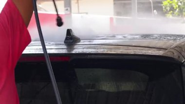 Lüks köpük spreyli kaliteli araba yıkama ve kusursuz bir son için yüksek basınçlı teknikler.