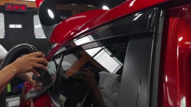 Çarpıcı ve parlak bir son için kusursuz teknikler kullanan araba detaylandırması.