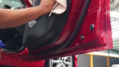 Çarpıcı ve parlak bir son için kusursuz teknikler kullanan araba detaylandırması.