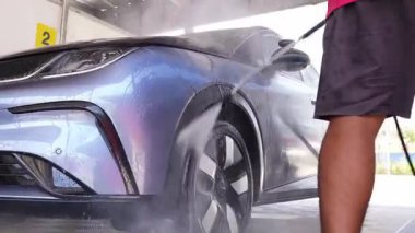 Lüks köpük spreyli kaliteli araba yıkama ve kusursuz bir son için yüksek basınçlı teknikler.
