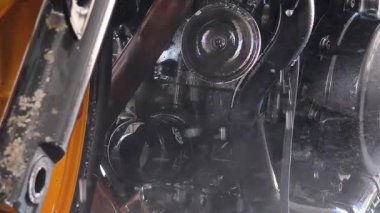 Bir motosiklet titiz bir temizlikten geçer, göz kamaştırıcı altın tekerleklerini vurgular..