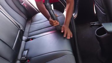 Profesyonel araba içi süpürme servisi tertemiz temizlik sonuçlarını garanti ediyor..