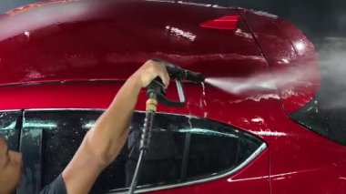 Lüks köpük spreyli kaliteli araba yıkama ve kusursuz bir son için yüksek basınçlı teknikler.