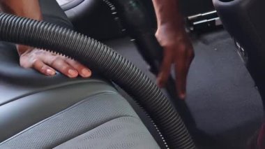 Profesyonel araba içi süpürme servisi tertemiz temizlik sonuçlarını garanti ediyor..