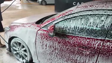 Lüks köpük spreyli kaliteli araba yıkama ve kusursuz bir son için yüksek basınçlı teknikler.