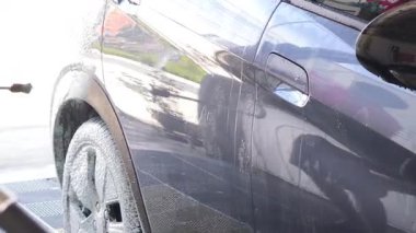 Lüks köpük spreyli kaliteli araba yıkama ve kusursuz bir son için yüksek basınçlı teknikler.