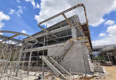 Büyük ve etkileyici bir modern bina yapım aşamasında.