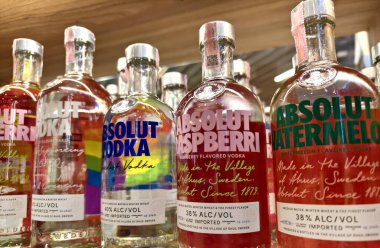 PHUKET, THAILAND - 8 Mart 2025: Bir süpermarkette rafta duran votka Absolut şişeleri.