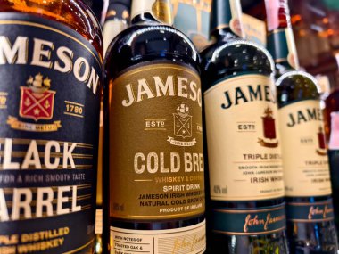 PHUKET, THAILAND - 8 Mart 2025: Bir süpermarkette rafta duran viski şişeleri Jameson.