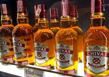 PHUKET, THAILAND - 8 Mart 2025: Süpermarkette rafta duran viski şişeleri.