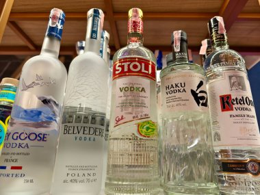 PHUKET, THAILAND - 8 Mart 2025: sayısız çeşitli alkol şişeleriyle dolu bir perakende mağazası.