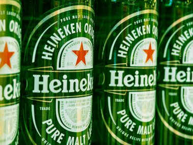 PHUKET, THAILAND - 8 Mart 2025: Bir rafa dizilmiş Heineken biraları.