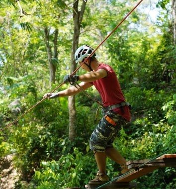 Bir adam uç parkta zorlu bir pistte yürüyor..