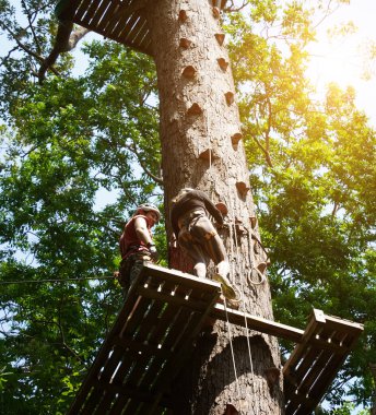 Bir adam ve bir kadın, Extreme Park 'ta zorlu bir pistte yürüyor..