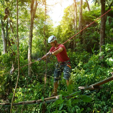Bir adam uç parkta zorlu bir pistte yürüyor..