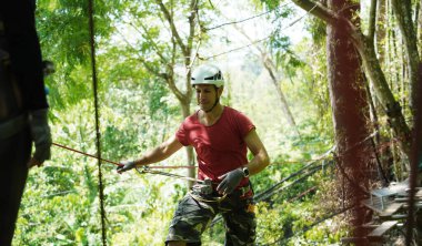 Bir adam uç parkta zorlu bir pistte yürüyor..