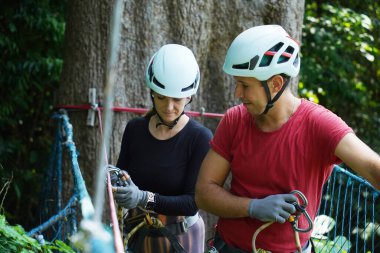 Bir adam ve bir kadın, Extreme Park 'ta zorlu bir pistte yürüyor..