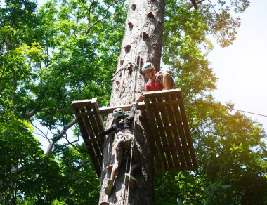Bir adam ve bir kadın, Extreme Park 'ta zorlu bir pistte yürüyor..