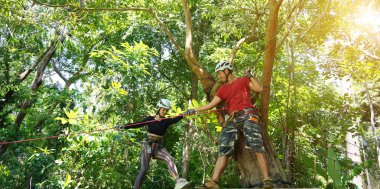 Bir adam ve bir kadın, Extreme Park 'ta zorlu bir pistte yürüyor..